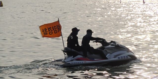 Zwei Polizisten auf einem Wasserscooter auf Jeju, Südkorea