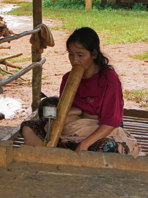 Opium rauchende Frau auf dem Bolaven Plateau Laos