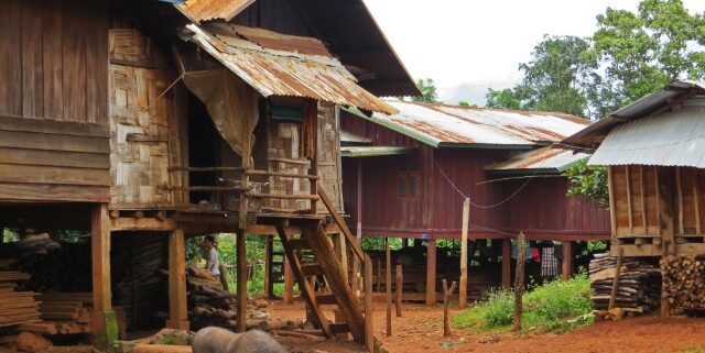 Einfache Holzhütten in einem Dorf auf dem Bolaven Plateau Laos