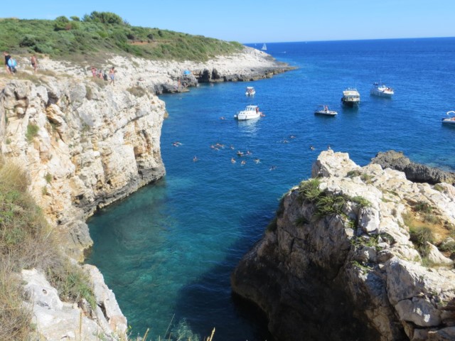 Weiße Klippen und blaues Wasser im Kamenjak Nationalpark