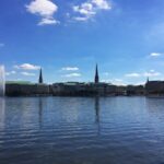 Blick über die Alster über die Türme von Hamburg