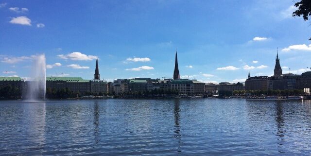 Blick über die Alster über die Türme von Hamburg