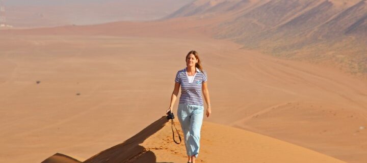 Junge Frau auf einer Düne in der Wüste