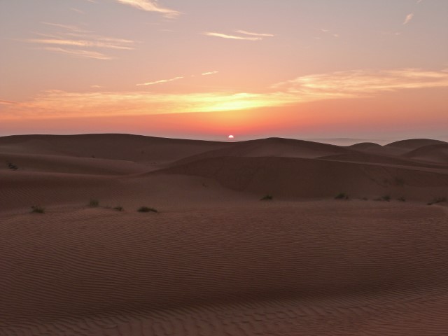 Die Sonne geht über der Wüste in Oman auf