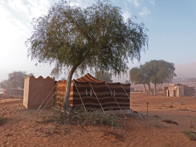 Beduinenzelte in einem Wüstenlager in Oman