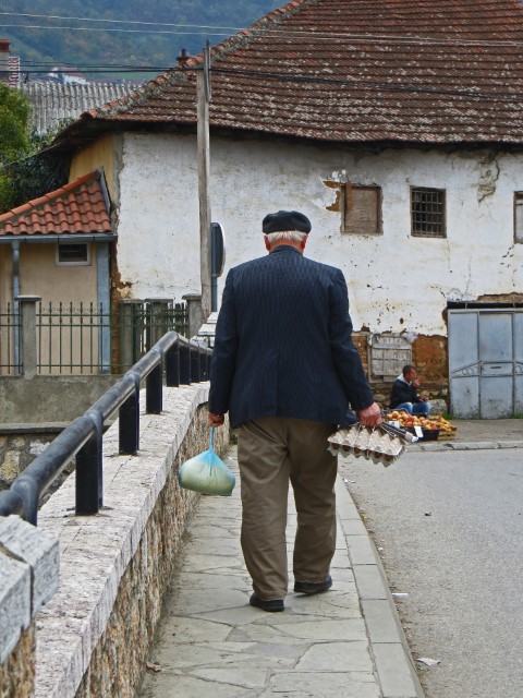 Mann mit Eiern in der Hand in Prizren