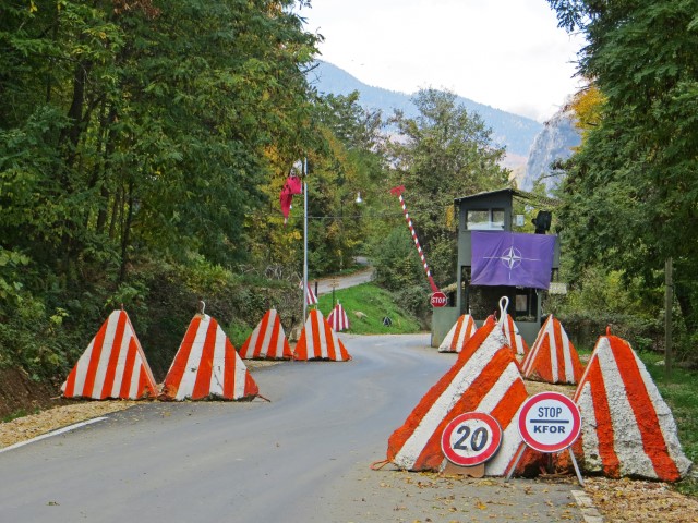 Kfor Schilder an der Straße