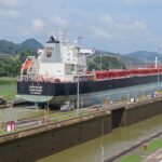 Blick auf einen großen Frachter im Panamakanal