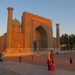 Ins Abendlicht getauchtes Gebäude auf dem Registan Platz in Samarkand, Usbekistan
