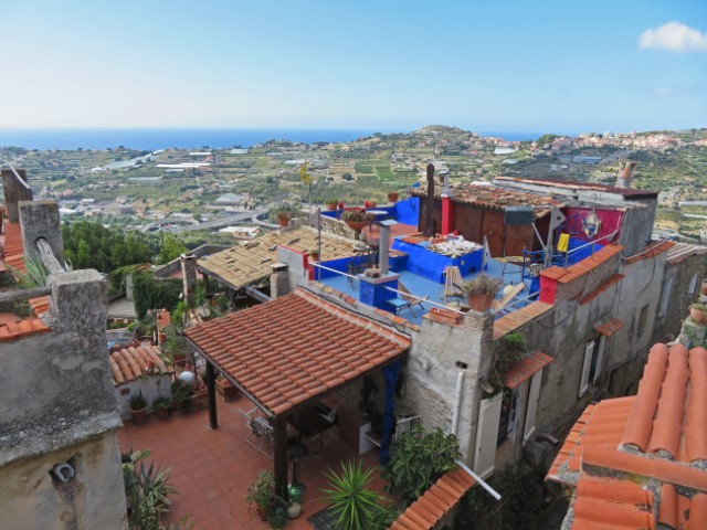 Weitblick über die Dächer Bussana Vecchias bis zum Meer