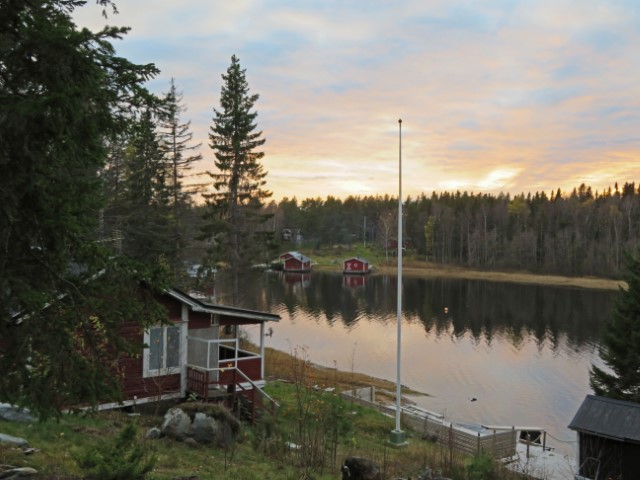 Abendlicht mit rotem Haus am Wasser