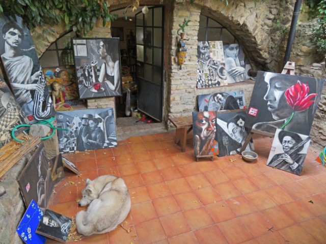 Hof-Atelier mit schwarz-weiß Bildern und schlafendem Hund in Bussana Vecchia