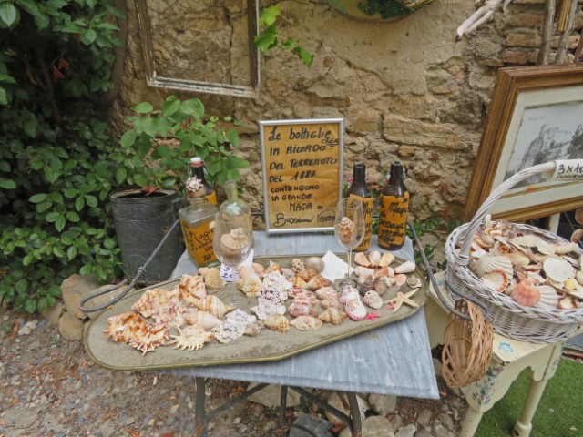 Verkaufsstand mit magischen Flaschen und anderen Artikeln zu Bussana Vecchia
