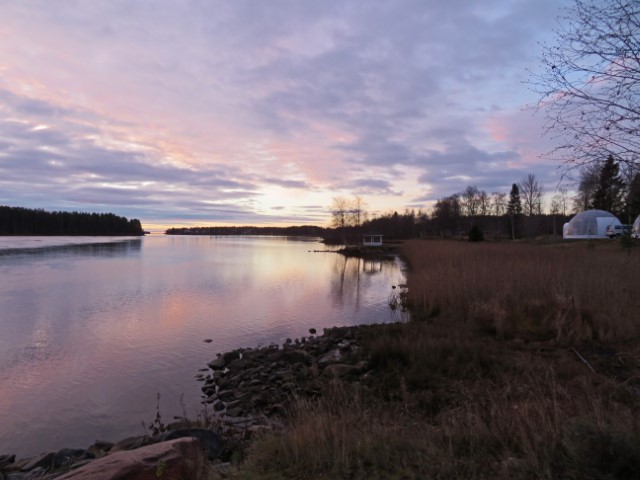 Violetter Morgenhimmel am Kalix älven in Kalix