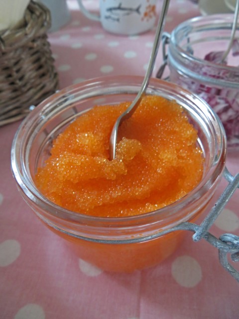 Glas mit orangefarbenem Löjrom aus Kalix