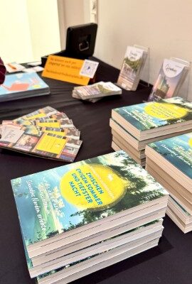 Büchertisch mit den Büchern von Bernadette Olderdissen