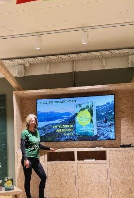 Globetrotter Filiale Wiesbaden Clubhütte Bernadette Olderdissen vor Bildschirm