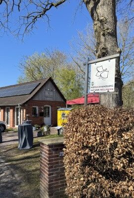 Einfahrt zur Hofbuchhandlung ellmann in Wardenburg