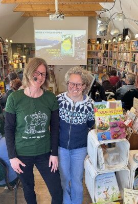 Bernadette Olderdissen und Buchhändlerin Kathrin Wellmann beim Vortrag
